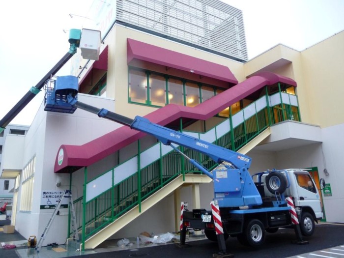 階段テントで２Fへ